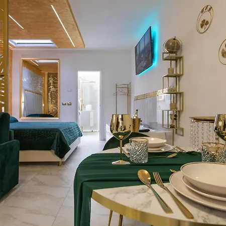 Fashion Gold With Jacuzzi & Car Garage Apartment