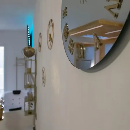 Fashion Gold With Jacuzzi & Car Garage Apartment *