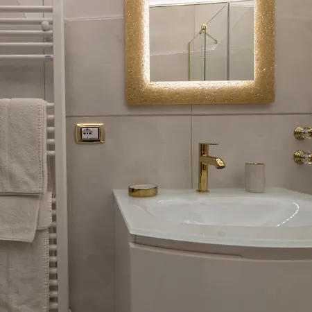 Apartment Fashion Gold With Jacuzzi & Car Garage Bologna
