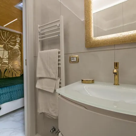 Fashion Gold With Jacuzzi & Car Garage Apartment *