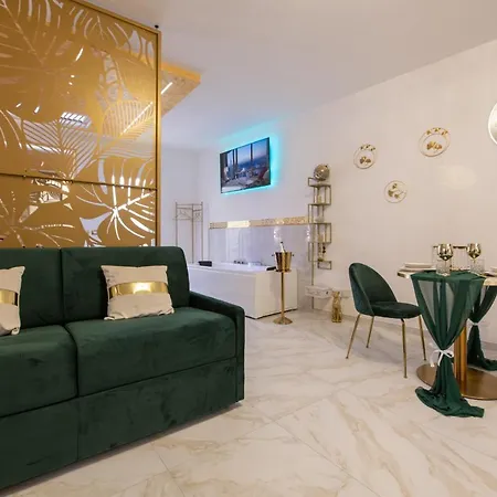Fashion Gold With Jacuzzi & Car Garage Appartamento